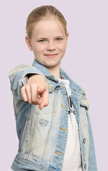 Lynn die naar voren wijst
